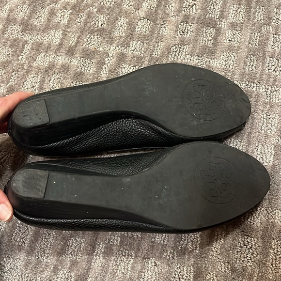 Tory Burch Amanda peep toe black low wedge - Picture 7 of 8